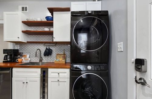 Bloomfield Maison | La Casa Superiore - Large 2nd Floor Apt 2Bed/1Bath