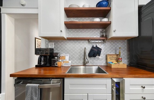 Bloomfield Maison | La Casa Superiore - Large 2nd Floor Apt 2Bed/1Bath
