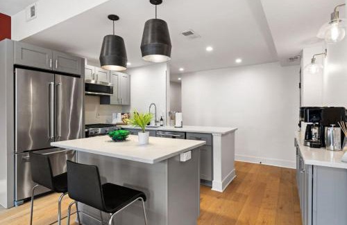 Central Northside Appartement | HostWise Stays - Prime Mexican War Streets 2BR Apartment