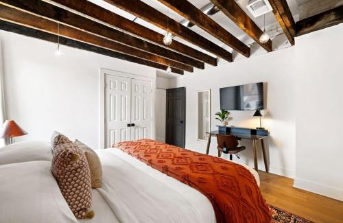 Central Northside Appartement | HostWise Stays - Prime Mexican War Streets 2BR Apartment