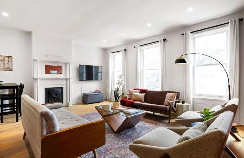 Central Northside Appartement | HostWise Stays - Prime Mexican War Streets 2BR Apartment