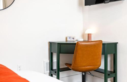 Central Northside Appartement | HostWise Stays - Prime Mexican War Streets 2BR Apartment