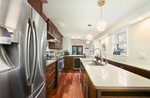 Central Northside Maison | ★ HostWise Stays ★ Restored Victorian in the Mexican War Streets! Garage parking, family friendly