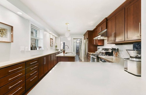 Central Northside Maison | ★ HostWise Stays ★ Restored Victorian in the Mexican War Streets! Garage parking, family friendly