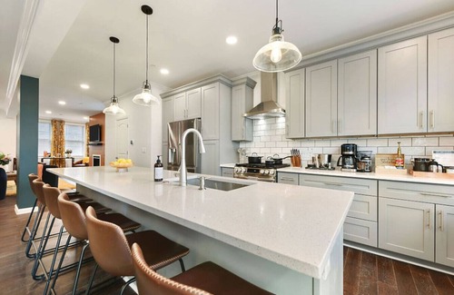 Central Northside Maison | ★HostWise Stays★ Rooftop Deck ★ Garage ★ New Build ★ Great Location