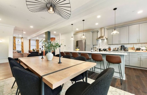 Central Northside Maison | ★HostWise Stays★ Rooftop Deck ★ Garage ★ New Build ★ Great Location