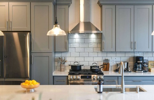 Central Northside Maison | ★HostWise Stays★ Rooftop Deck ★ Garage ★ New Build ★ Great Location