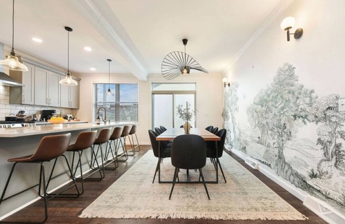Central Northside Maison | ★HostWise Stays★ Rooftop Deck ★ Garage ★ New Build ★ Great Location