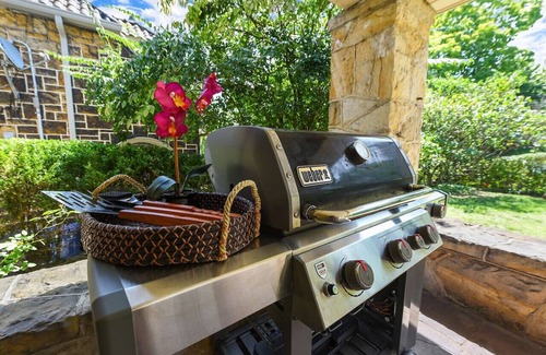 Squirrel Hill Maison | ★ HostWise Stays ★ Squirrel Hill Gem! Private Garage! Sleeps 10!