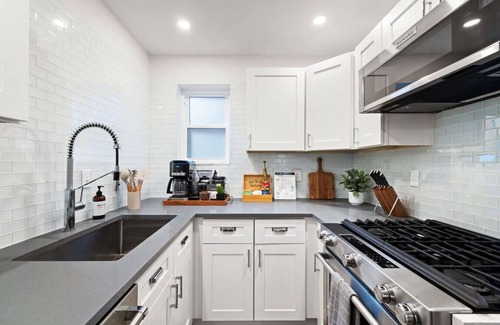 Central Northside Appartement | ★HostWise Stays★ Stylish War Streets Retreat | Easy Walk to Stadiums & Dining