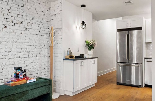 Central Northside Appartement | ★HostWise Stays★ Stylish War Streets Retreat | Easy Walk to Stadiums & Dining