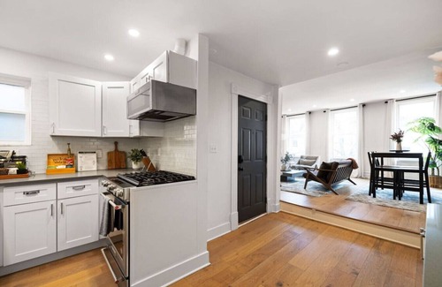 Central Northside Appartement | ★HostWise Stays★ Stylish War Streets Retreat | Easy Walk to Stadiums & Dining