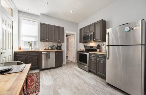 Bloomfield Maison | HostWise Stays - The Edmond - Bloomfield Apartment in a great location!