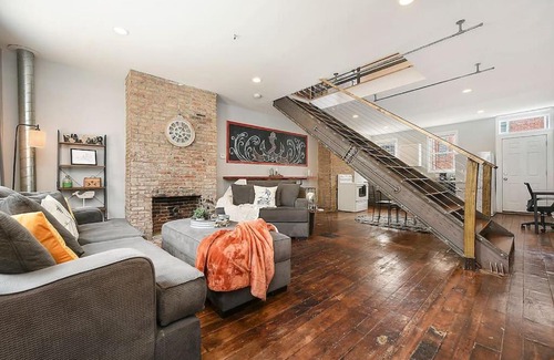 East Allegheny Maison | HostWise Stays - The "Row" House - Beautiful Space, Two King Beds