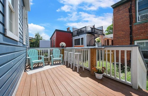 East Allegheny Maison | HostWise Stays - The "Row" House - Beautiful Space, Two King Beds