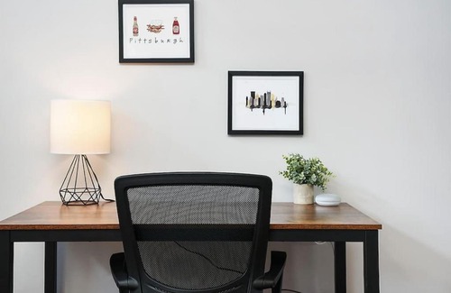 East Allegheny Maison | HostWise Stays - The "Row" House - Beautiful Space, Two King Beds