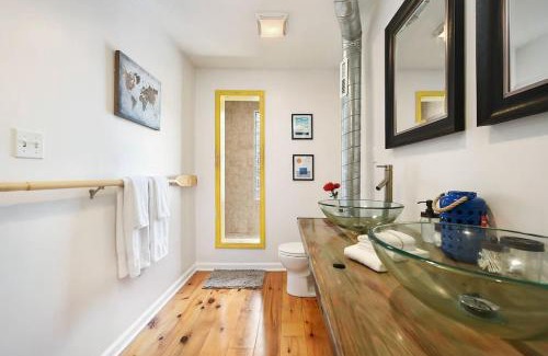 East Allegheny Maison | HostWise Stays - The "Row" House - Beautiful Space, Two King Beds