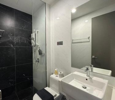 George Town Appartement | HOT & Modern 2BR Beacon Executive Suite, Georgetown