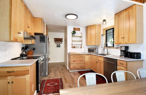 Welches Cabine | Hot Tub, 1.6 acres + Game Room| Walk to wine bar, coffee shop and more