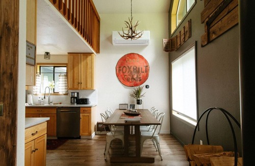 Welches Cabine | Hot Tub, 1.6 acres + Game Room| Walk to wine bar, coffee shop and more