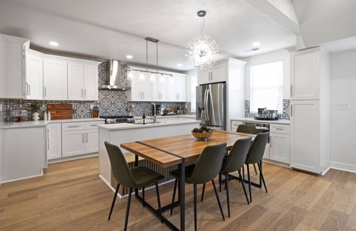 Central Northside Maison | Hot Tub | 5br | Parking | Deck | Amenities Galore!
