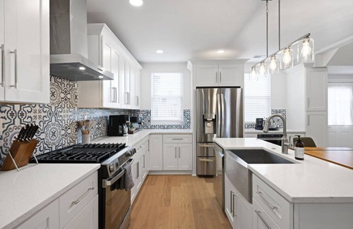 Central Northside Maison | Hot Tub | 5br | Parking | Deck | Amenities Galore!