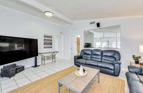 Panama City Maison | Hot Tub and Boat Dock Getaway on Deerpoint Lake!