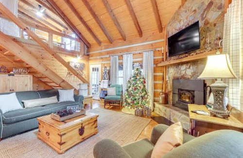 Dial Maison | Hot Tub and Games Ridgetop Cabin in Blue Ridge!
