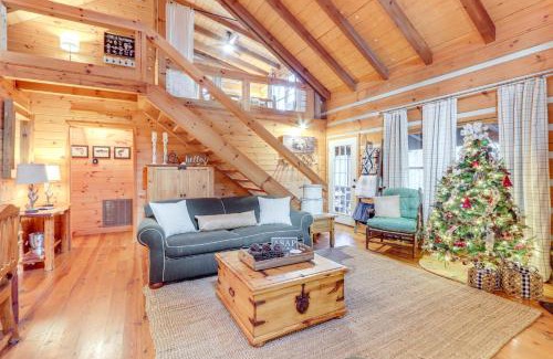 Dial Maison | Hot Tub and Games Ridgetop Cabin in Blue Ridge!