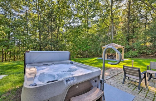 Stroudsburg Maison | Hot Tub and Yard Stroudsburg Home in Poconos