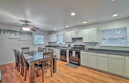 Stroudsburg Maison | Hot Tub and Yard Stroudsburg Home in Poconos