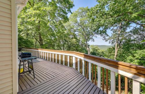 Holiday Island Maison | Hot Tub at Mountain-View Ozarks Retreat!