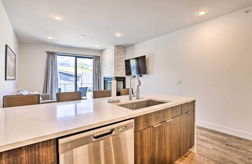 Willow Grove Copropriété | Hot Tub & Balcony: Riverfront Silverthorne Condo!
