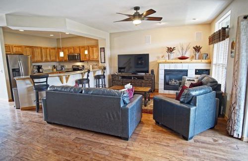 Silverthorne Maison | Hot Tub, Blue River in Backyard, Close to 5 Ski Resorts, On Free Bus Route, New Listing
