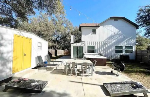 Milwood Maison | *hot tub Chic Domain 4 BR + foosball |2 homes