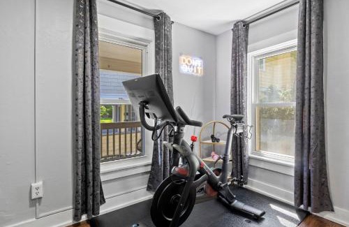 Ithaca Maison | Hot Tub! Close to Cornell, Ithaca College, Commons!