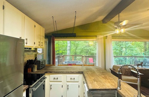 Lake Lure Maison | Charming home with Hot tub, large deck, gas fire place and WiFi in Lake Lure