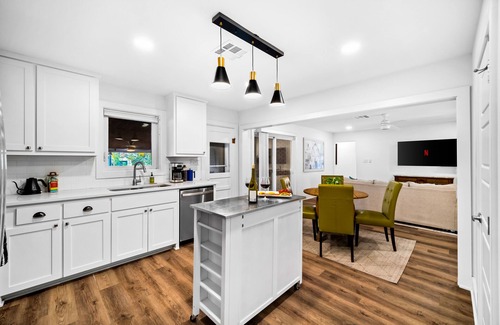 Johnson City Maison | Hot Tub, Fire Pit, Game Room, Block to Main St!