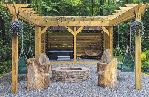 Ruby Cabine | Hot Tub, Fire Pit & Patio: A-Frame Stafford Cabin