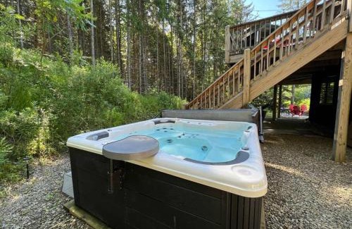 Little Valley Chalet De Ski | Hot Tub & Fire Pit~The Pines Chalet
