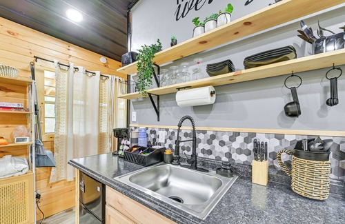 Catlettsburg Appartement | Hot Tub, Fire Pit: Lake-View Catlettsburg Getaway!