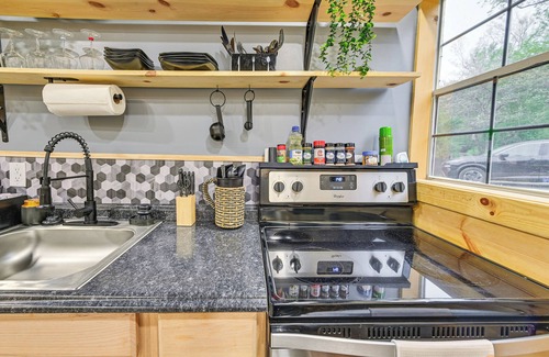 Catlettsburg Appartement | Hot Tub, Fire Pit: Lake-View Catlettsburg Getaway!