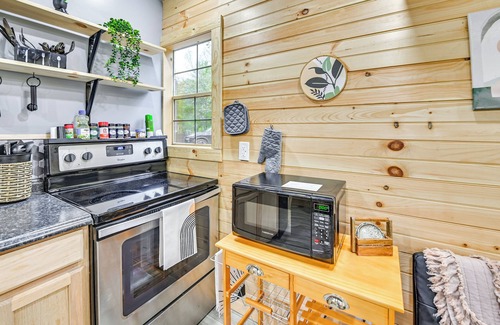 Catlettsburg Appartement | Hot Tub, Fire Pit: Lake-View Catlettsburg Getaway!