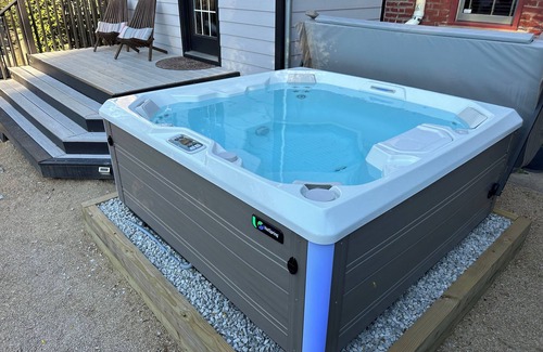 Weinland Park Maison | Hot Tub, Firepit, Cornhole, Foosball, King Beds, 2-car Garage, Walkable