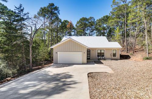 Bastrop Maison | Hot Tub, Game Room and Fire Pit Evergreen Escape