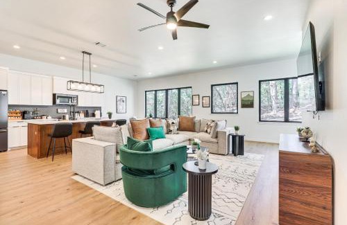 Bastrop Maison | Hot Tub, Game Room and Fire Pit Evergreen Escape