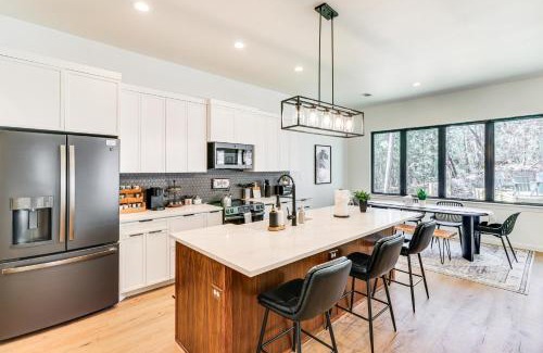 Bastrop Maison | Hot Tub, Game Room and Fire Pit Evergreen Escape