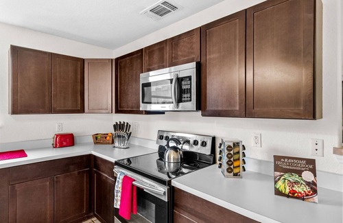 Heritage Maison | **HOT TUB** Garden Spa Near Sea World, Six Flags, Lackland, and Downtown