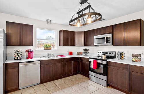 Heritage Maison | **HOT TUB** Garden Spa Near Sea World, Six Flags, Lackland, and Downtown