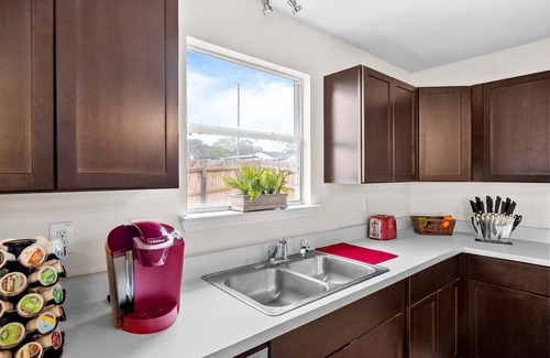 Heritage Maison | **HOT TUB** Garden Spa Near Sea World, Six Flags, Lackland, and Downtown